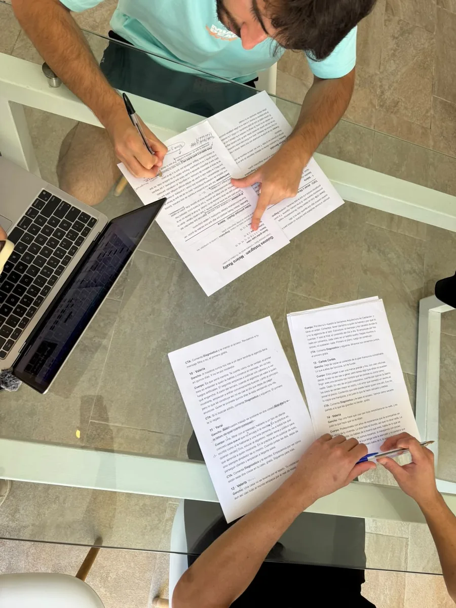 El equipo de Melero Realty revisando guiones y campañas sobre la mesa